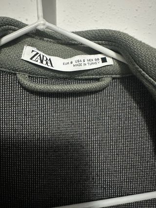 Conjunto de pantalón y sobrecamisa verde