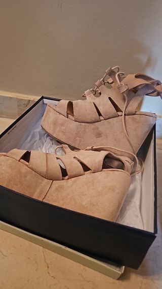 Zapatos de cuña beige con cordones