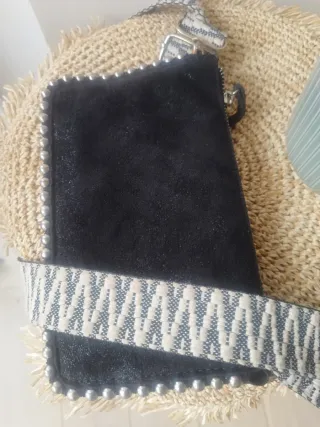 Bolso ante negro con tachas plateadas.Esta perfect