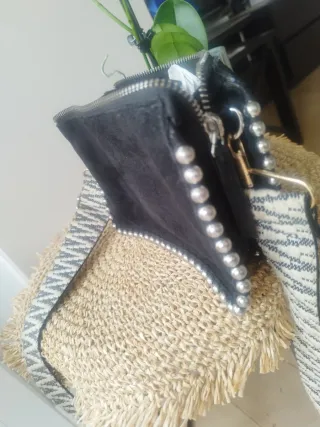 Bolso ante negro con tachas plateadas.Esta perfect