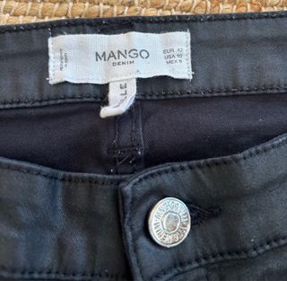 Pantalones efecto piel Mango negros