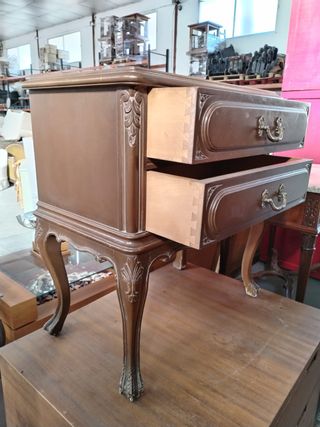 MESITA DE NOCHE ANTIGUA DE CAOBA