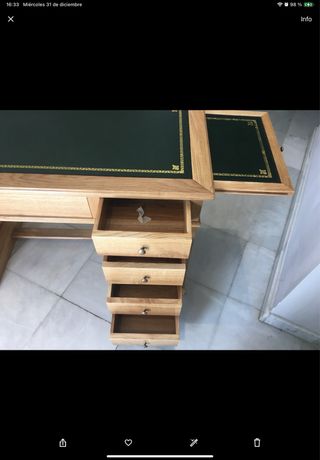 Tavolo da ufficio in rovere massiccio con dettagli in pelle verde