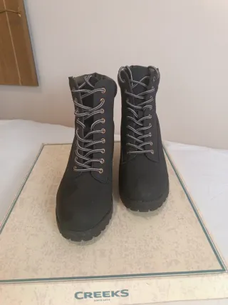 Botines negros con cordones y tacón