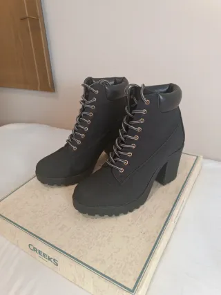 Botines negros con cordones y tacón