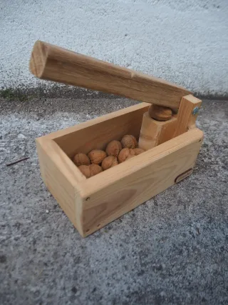 Cascanueces de madera artesanal
