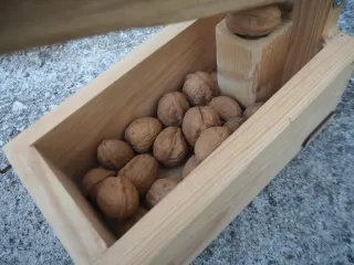 Cascanueces de madera artesanal