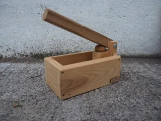 Cascanueces de madera artesanal