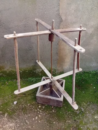 Antiguo aparato de hilar lana