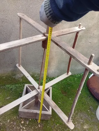 Antiguo aparato de hilar lana