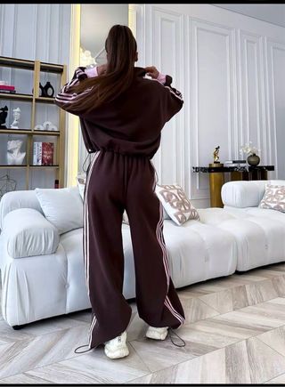 Conjunto deportivo Adidas mujer marrón y rosa