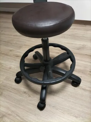 Taburete giratorio regulable