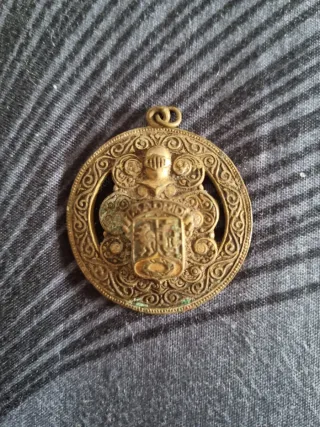 Medalla antigua con escudo y yelmo