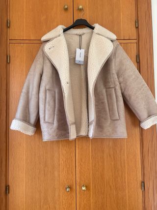 Chaqueta borreguito beige y blanca