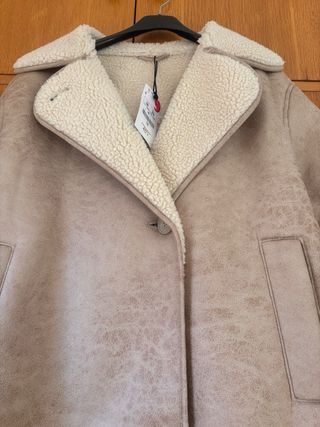 Chaqueta borreguito beige y blanca