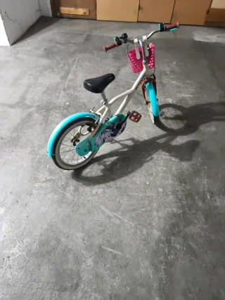 Bicicleta infantil azul y blanca