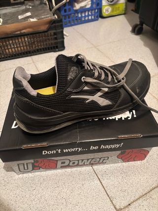 Zapatos de seguridad U-Power negros y grises