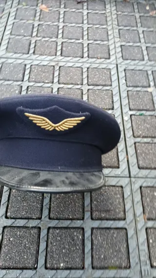 Gorra de piloto azul con alas doradas