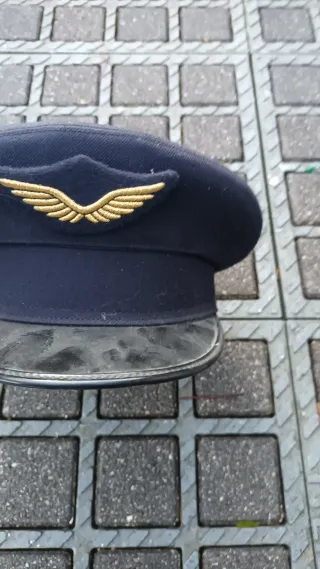 Gorra de piloto azul con alas doradas