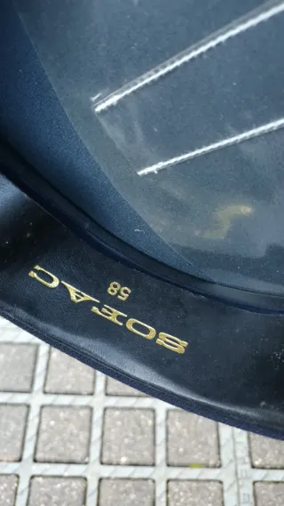 Gorra de piloto azul con alas doradas