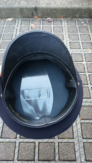 Gorra de piloto azul con alas doradas