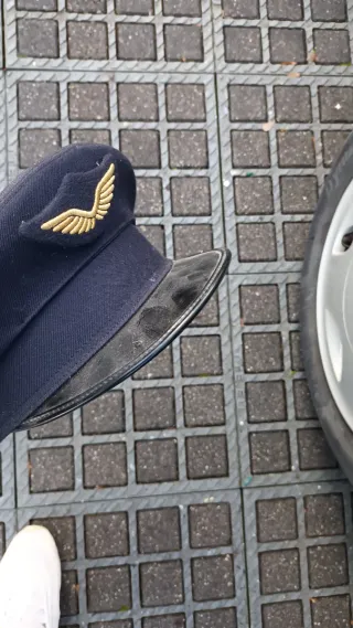 Gorra de piloto azul con alas doradas