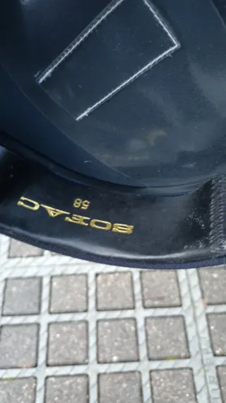 Gorra de piloto azul con alas doradas