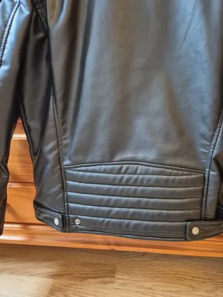 Cazadora de piel negra