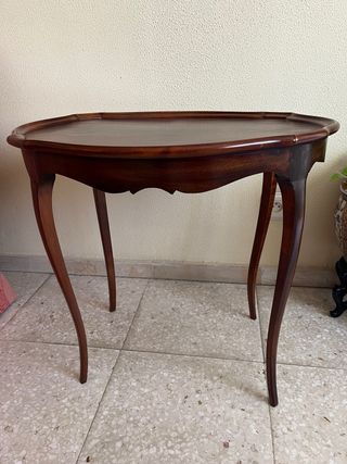 Mesita auxiliar de madera elegante