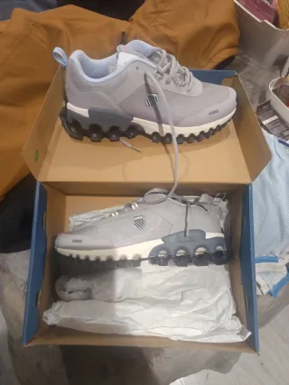 Zapatillas K-Swiss grises y blancas