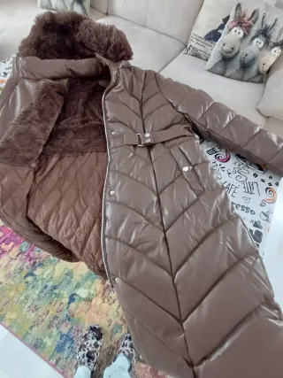 Plumífero largo polipiel con capucha