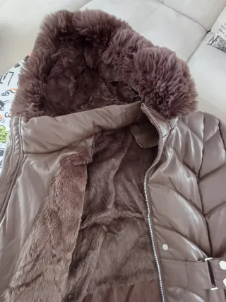 Plumífero largo polipiel con capucha