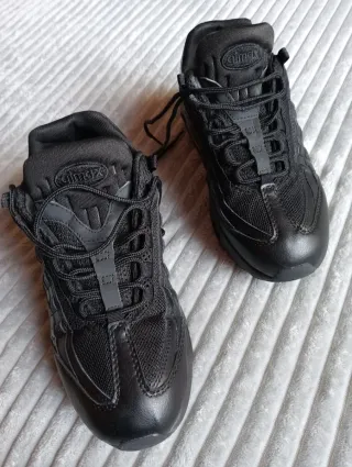 Nike Air Max 95 Negras (Leer)