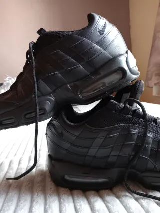 Nike Air Max 95 Negras (Leer)