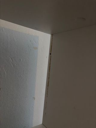 Escritorio de madera con estantería