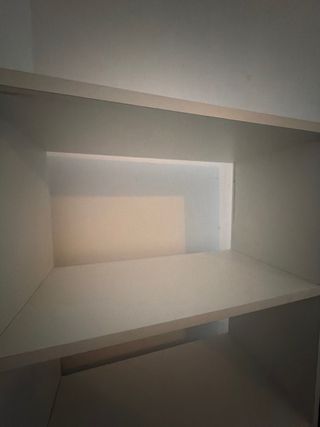 Escritorio de madera con estantería