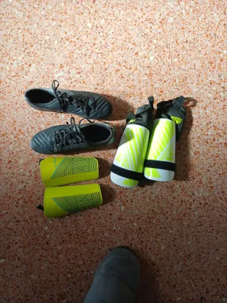 Zapatillas fútbol kipsta . espinilleras adidas y