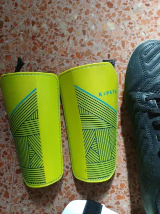 Zapatillas fútbol kipsta . espinilleras adidas y
