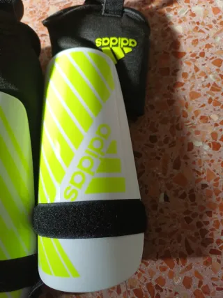 Zapatillas fútbol kipsta . espinilleras adidas y