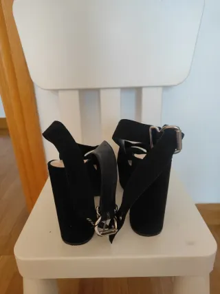 Sandalias de tacón Pull&Bear negros Talla 38