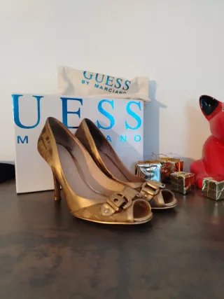 Tacones Guess Dorados con Caja y Bolsa