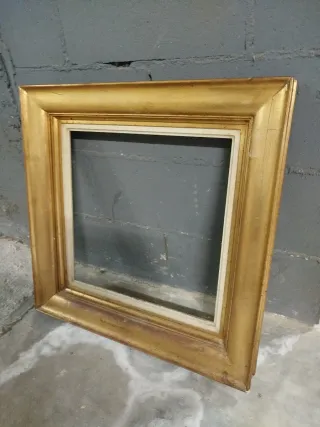 Marco de madera dorado