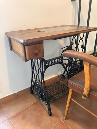 Escritorio Máquina de coser SINGER antigua