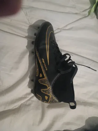 Botas de fútbol Nike negras y doradas