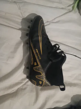 Botas de fútbol Nike negras y doradas