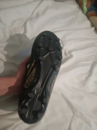 Botas de fútbol Nike negras y doradas