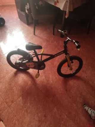 Bicicleta infantil negra y amarilla