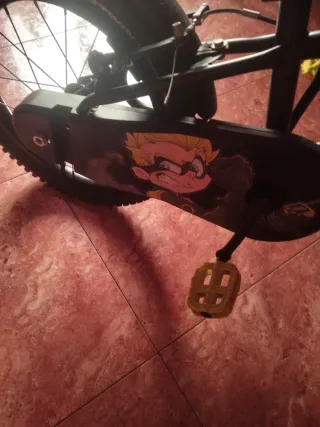 Bicicleta infantil negra y amarilla