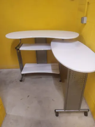 Escritorio metálico blanco y gris