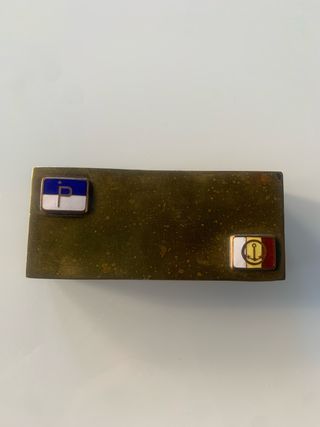 Caja metálica latón con insignias náuticas